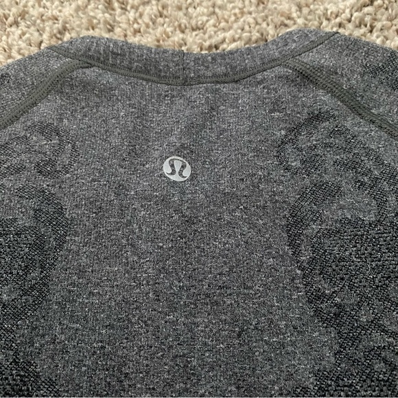 Lululemon Run: Swiftly Tech Long Sleeve Lace Design in Charcoal Gray Sz 4 - Picture 10 of 16
